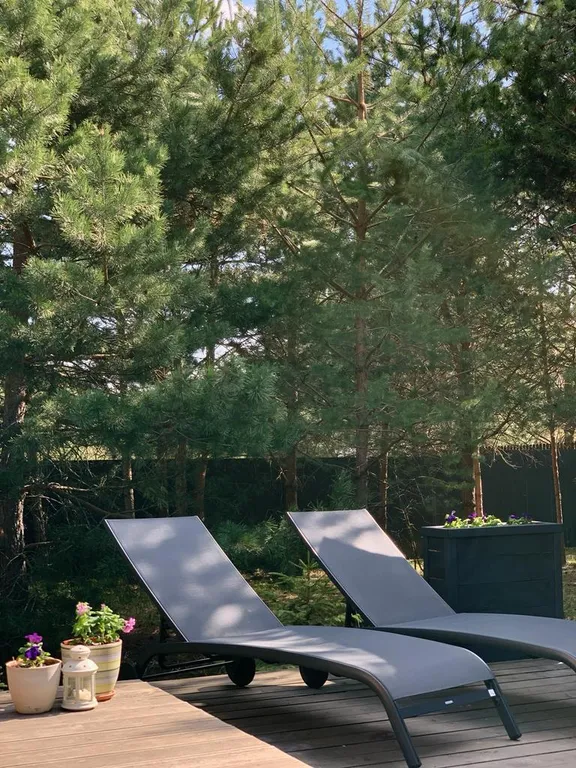 Скандинавский дом с ванной внутри и видом на лес