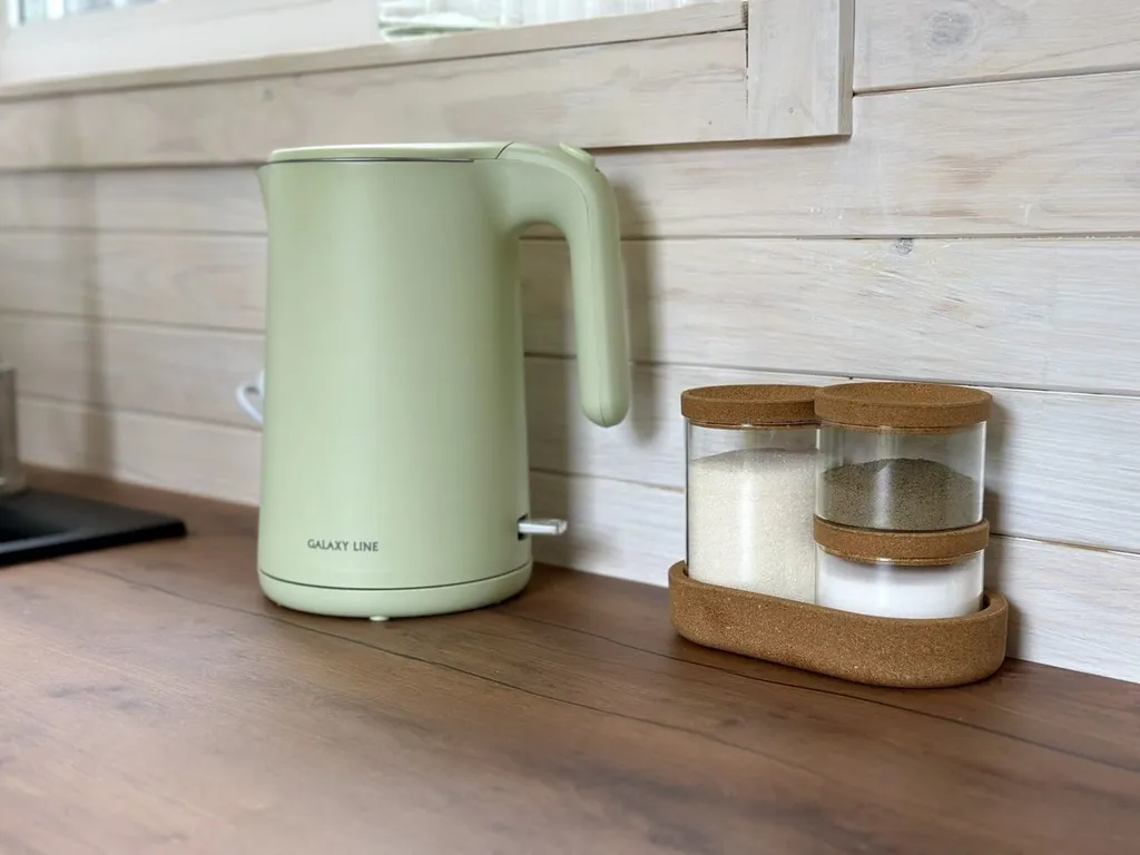 Домик в тихом и спокойном месте в окружении леса