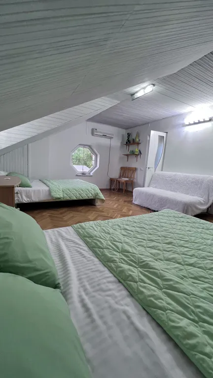 Дом и море через дорогу