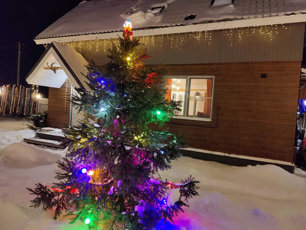 Современный дом с уличной подогреваемой купелью и сауной