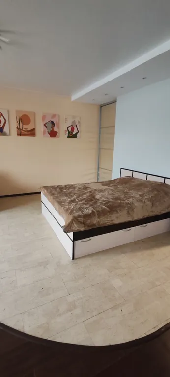 Большая студия в центре города, есть выход на крышу, парковка