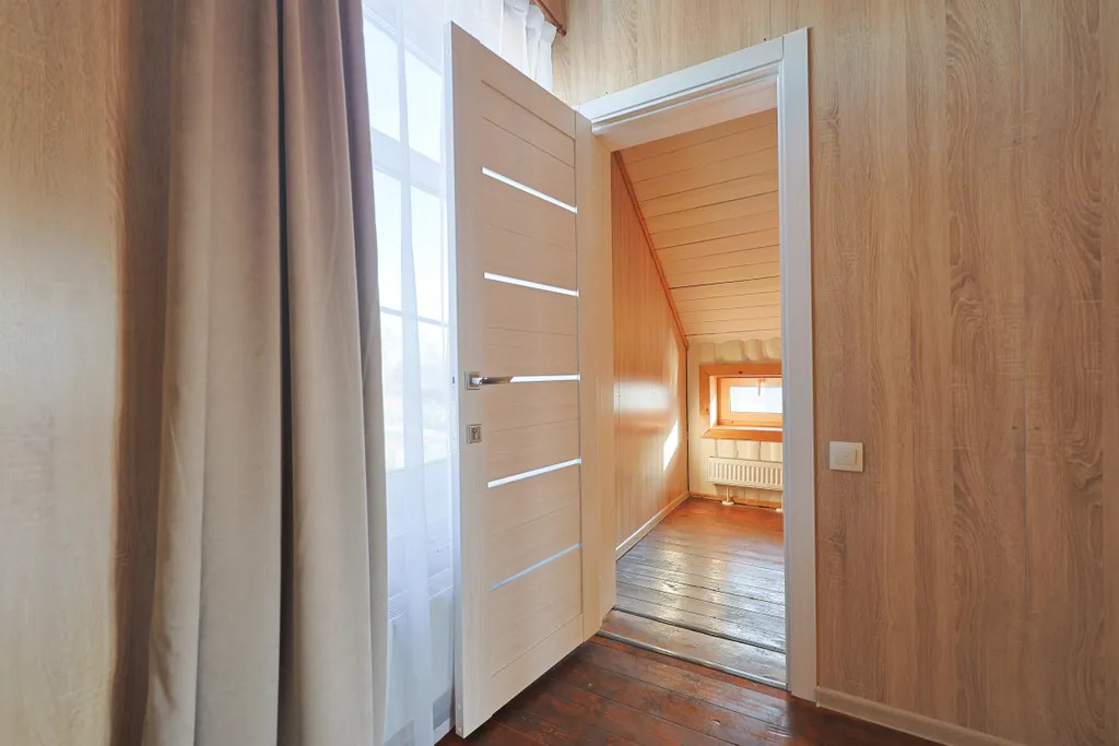 Современный двухэтажный дом из натурального дерева, с большими окнами