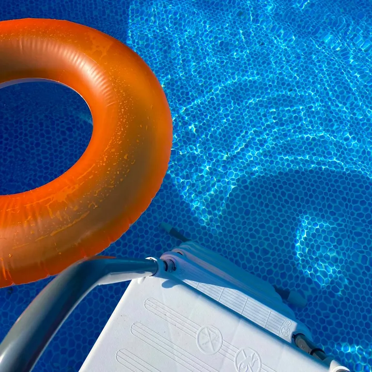 Шале с бассейном и джакузи под открытым небом