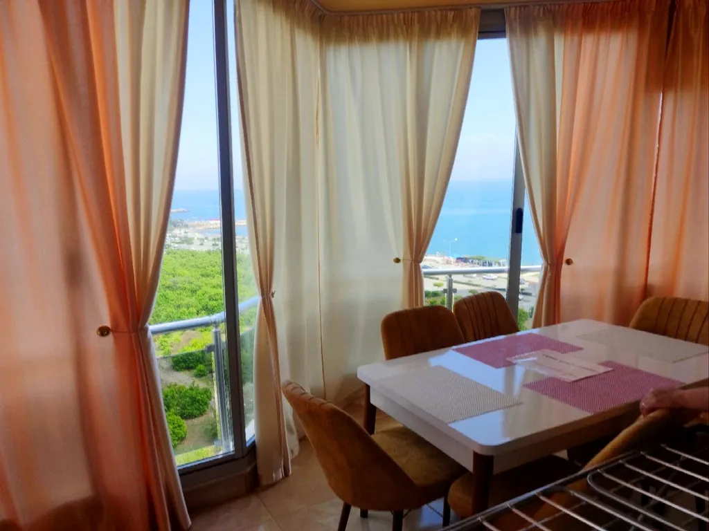 Квартира на Средиземном море с бассейном и горками