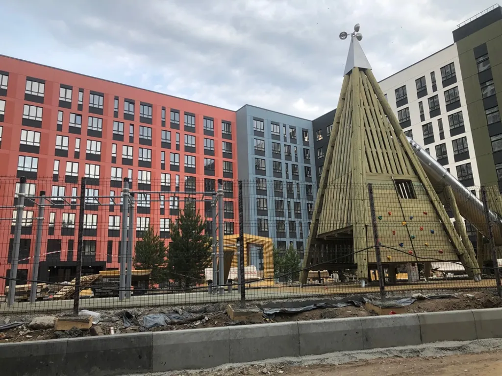 Студия с камином у парка