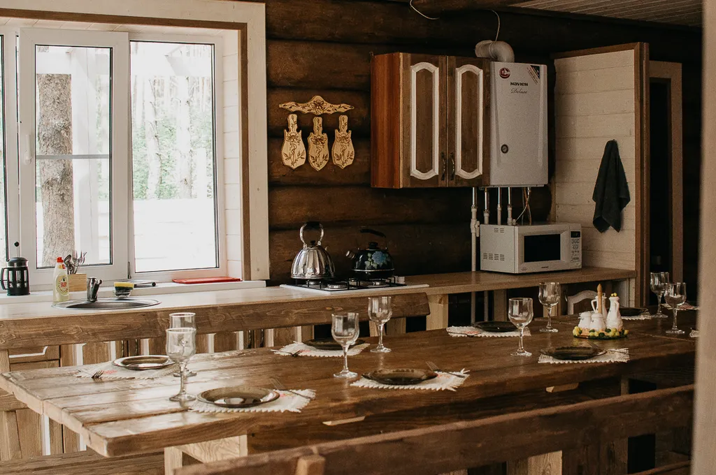 Дом в лесу на берегу реки Пра