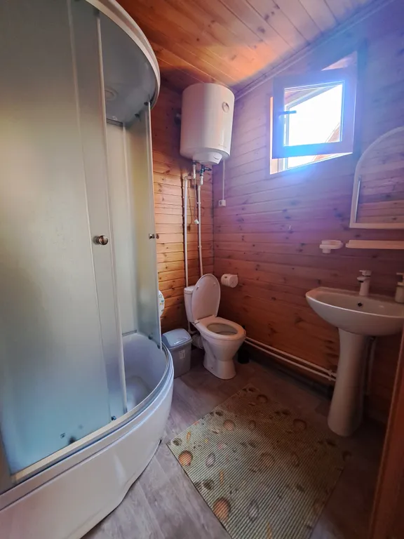 Домик у пруда с тёплым бассейном