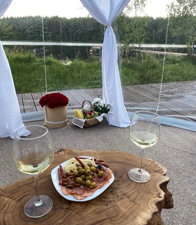 Уникальное место на берегу озера