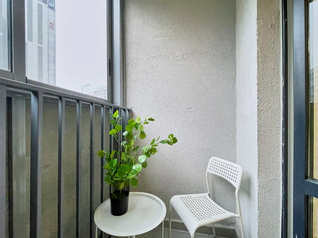 Уютная светлая трешка кухня отдельно, 2 балкона