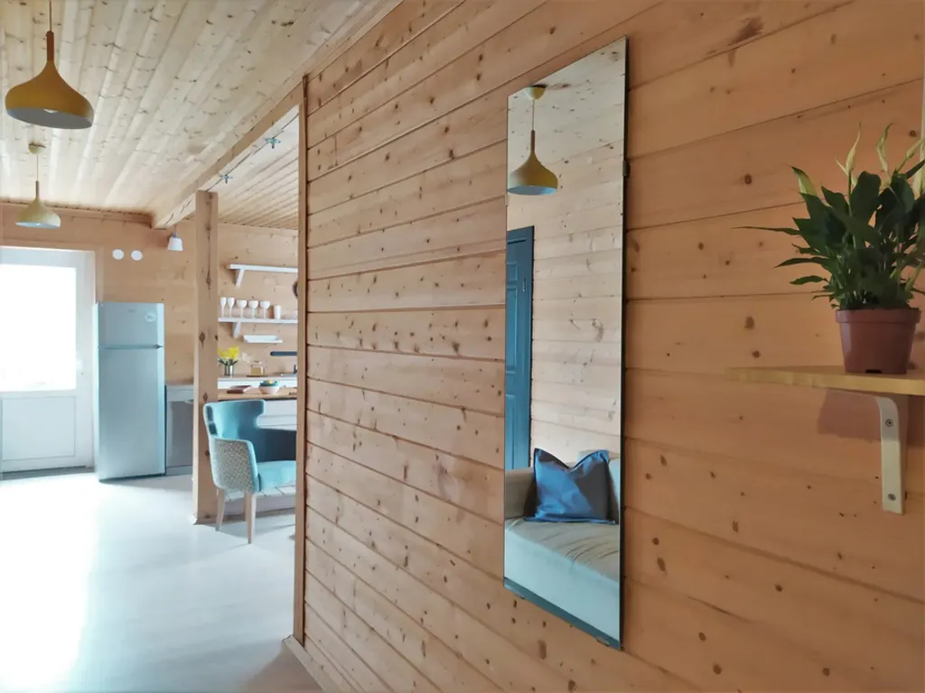 Дом с камином и с большим фруктовым садом