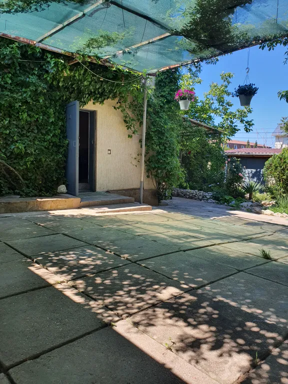 Дом с бассейном у моря