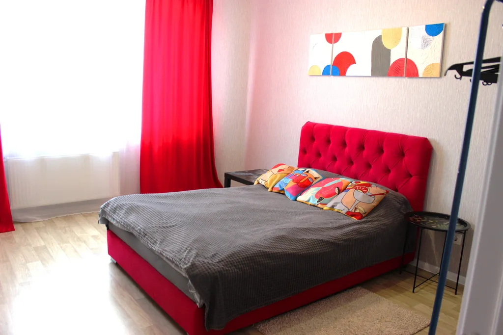 Просторная квартира в новостройке — аренда посуточно в Садовый