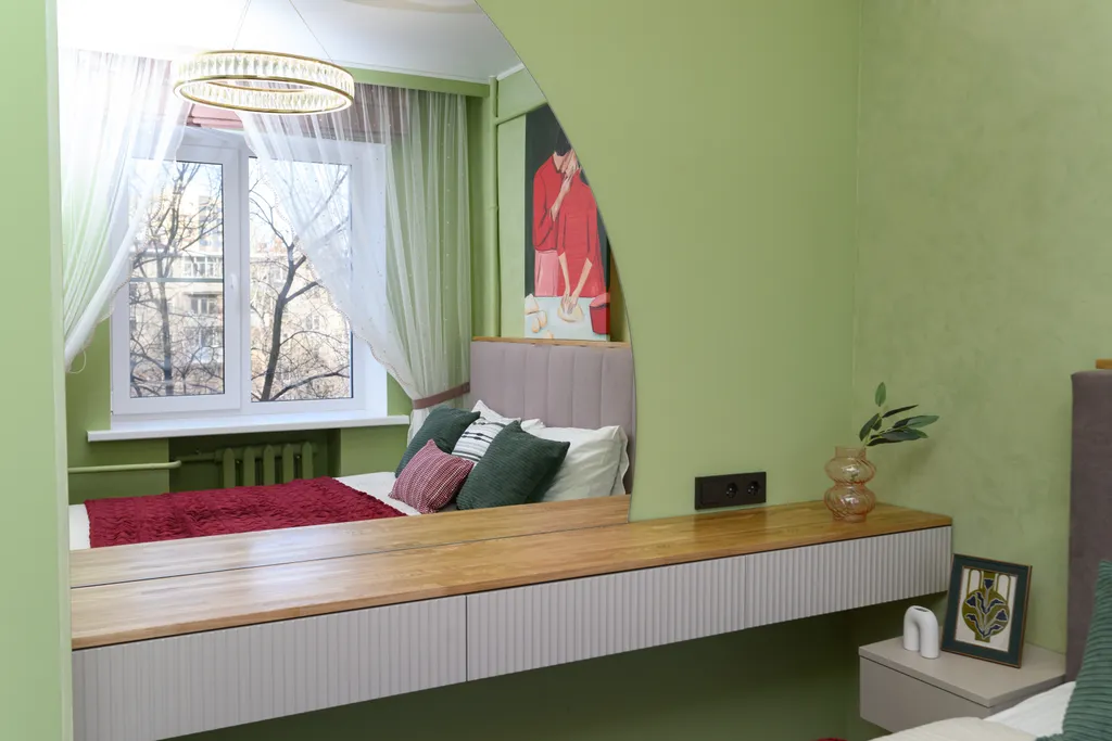 Bишневый aтлac — яркая квартира с биокамином