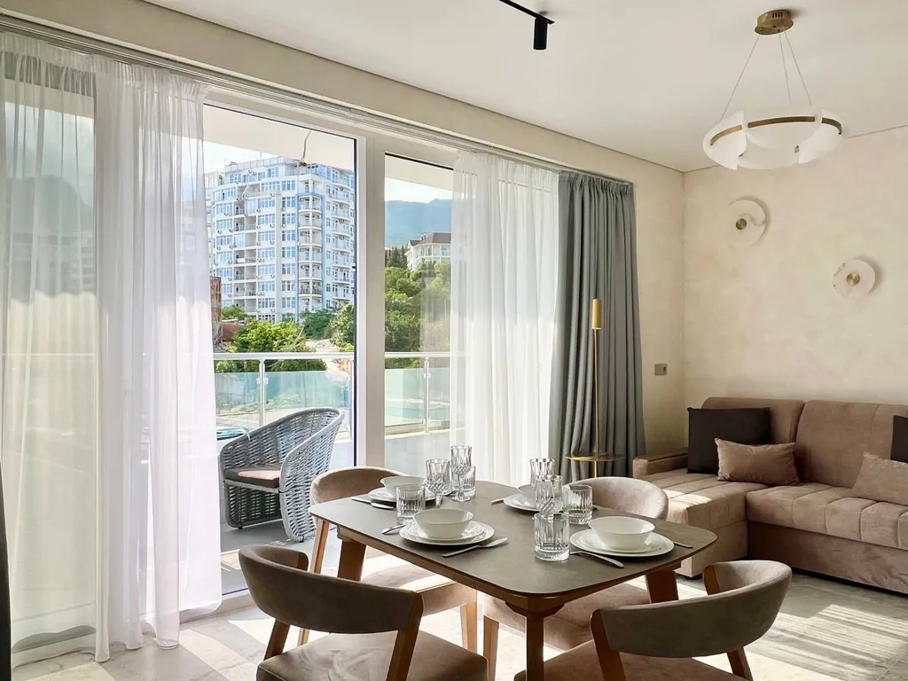 Современный апартамент с бассейном