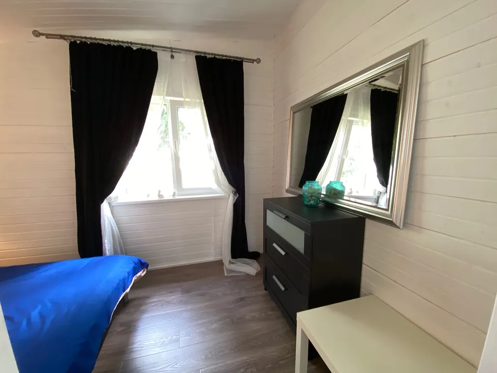 Милый домик у озера с баней