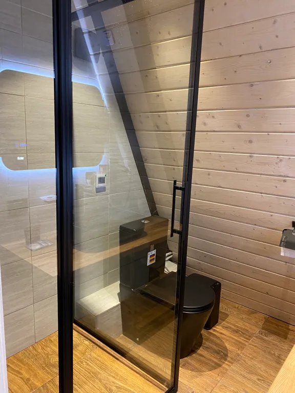 Треугольный дом A-фрейм с панорамными окнами Космос