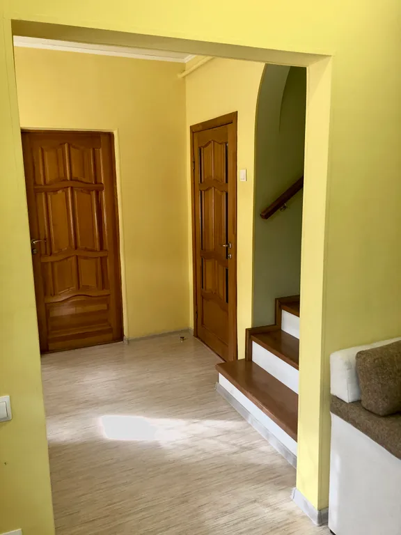 Дом с видом на сквер в центре города