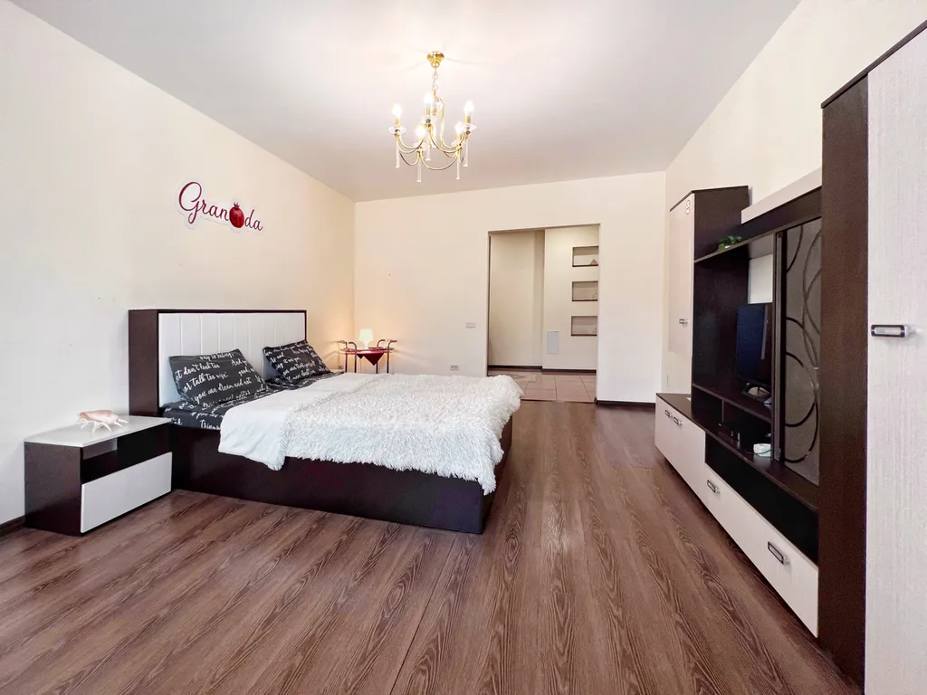 Красивая большая однокомнатная квартира в самом центре микрорайона ГГМ