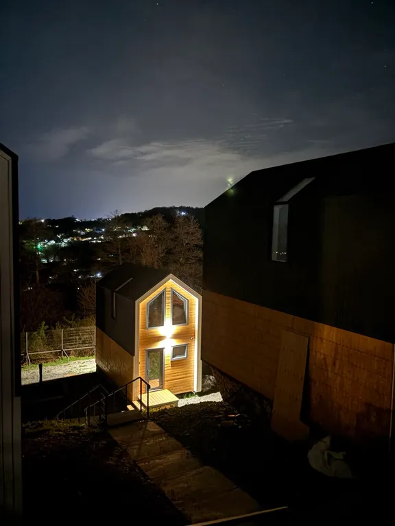 Дом с видом на море в лесу