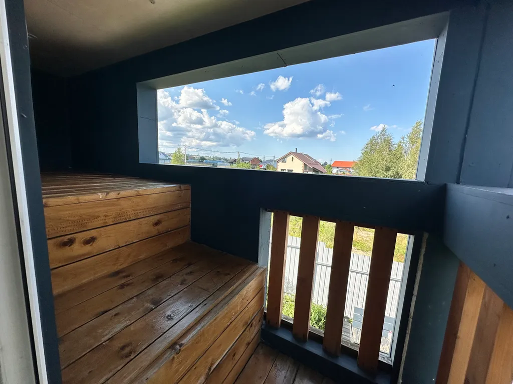 Уютный коттедж с панорамными окнами на берегу озера