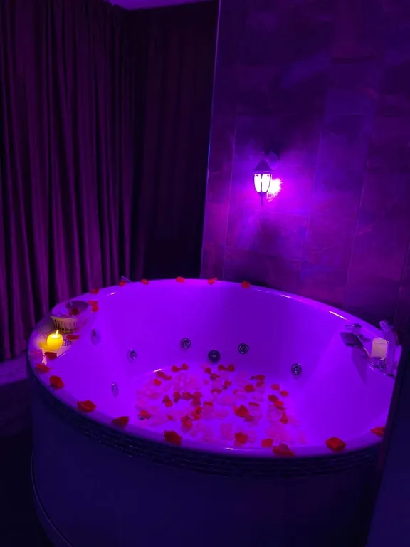 Студия с панорамными окнами и джакузи