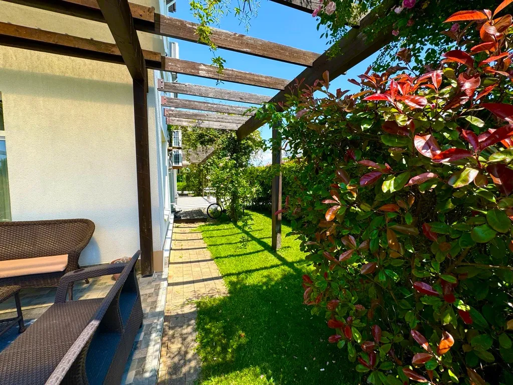 Апартамент с дизайнерским ремонтом в 100 шагах от моря и пляжа