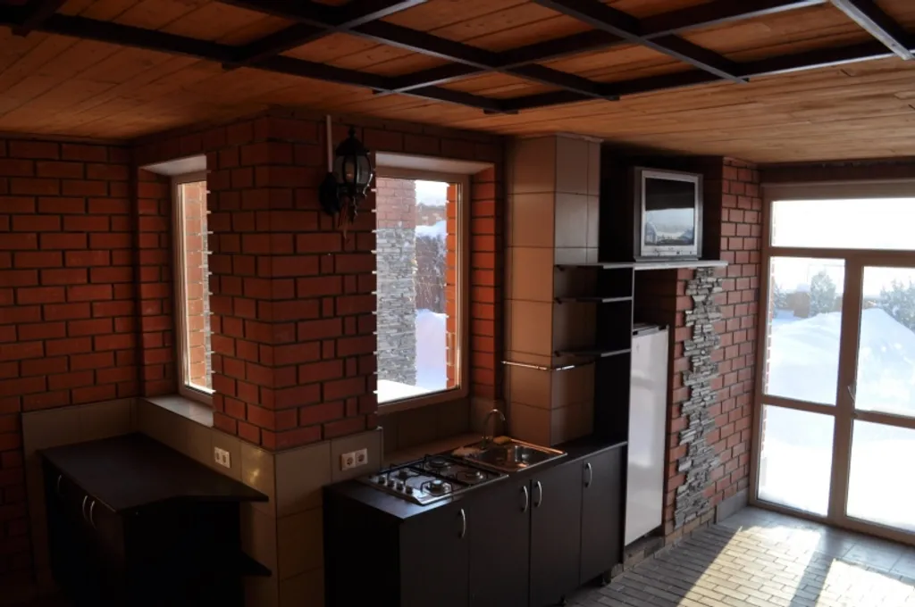 Дом-коттедж на берегу реки