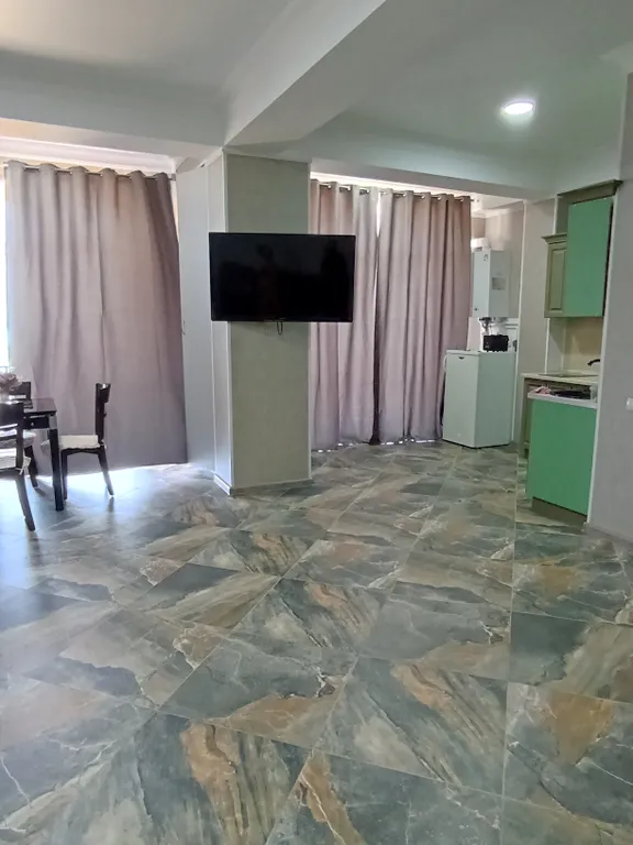 Уютная квартира-студия с панорамными окнами и видом на море