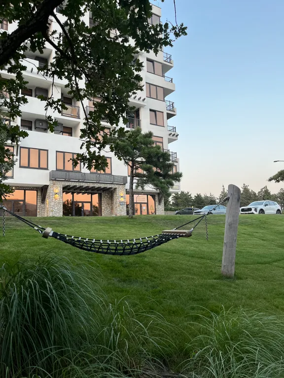 Квартира-студия в окружении хвойного леса и гор.