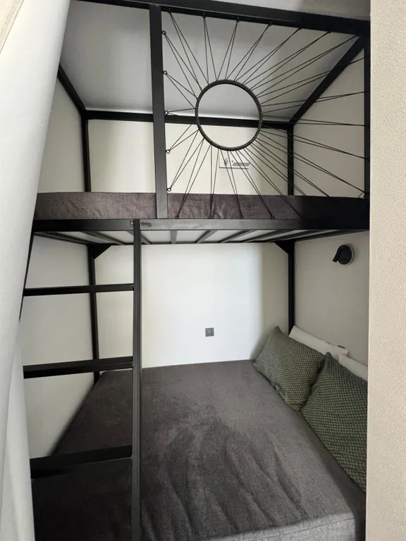 Современная квартира с отдельной спальней в европейском стиле