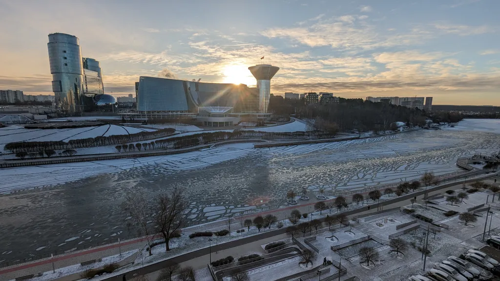 Студия с камином, деревом и видом на реку