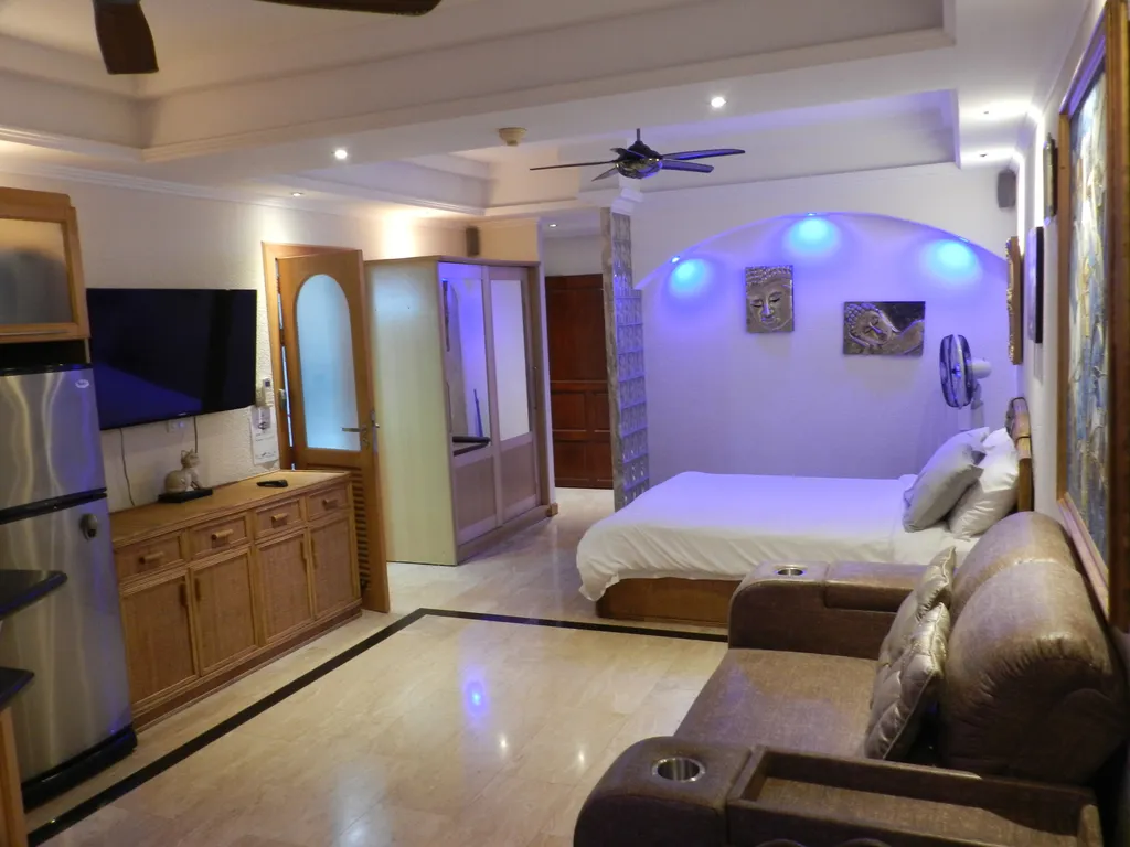 Студия с фронтальным видом на море