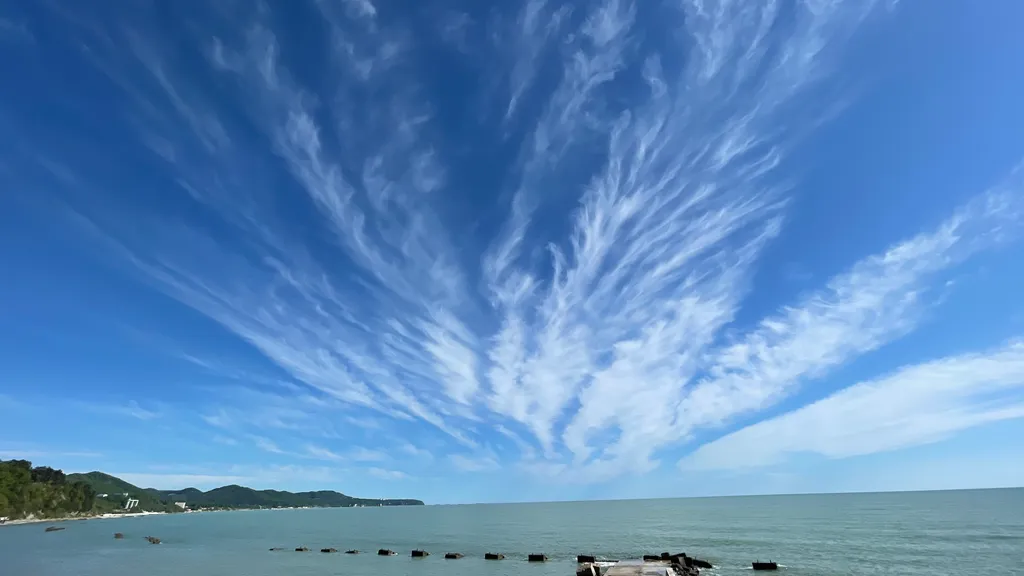 Дом и море через дорогу