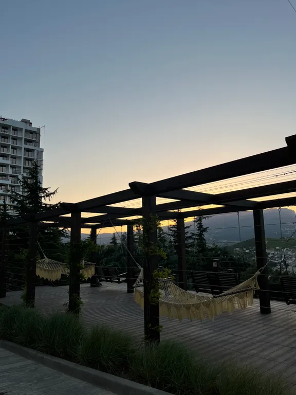 Квартира-студия в окружении хвойного леса и гор.