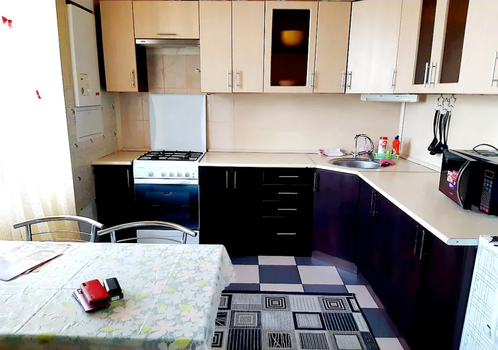 Двушечка возле Леруа