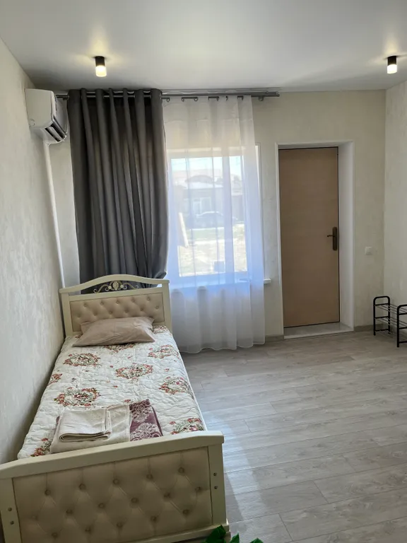 Номер в котеджном доме у моря в 3 минутах до пляжа