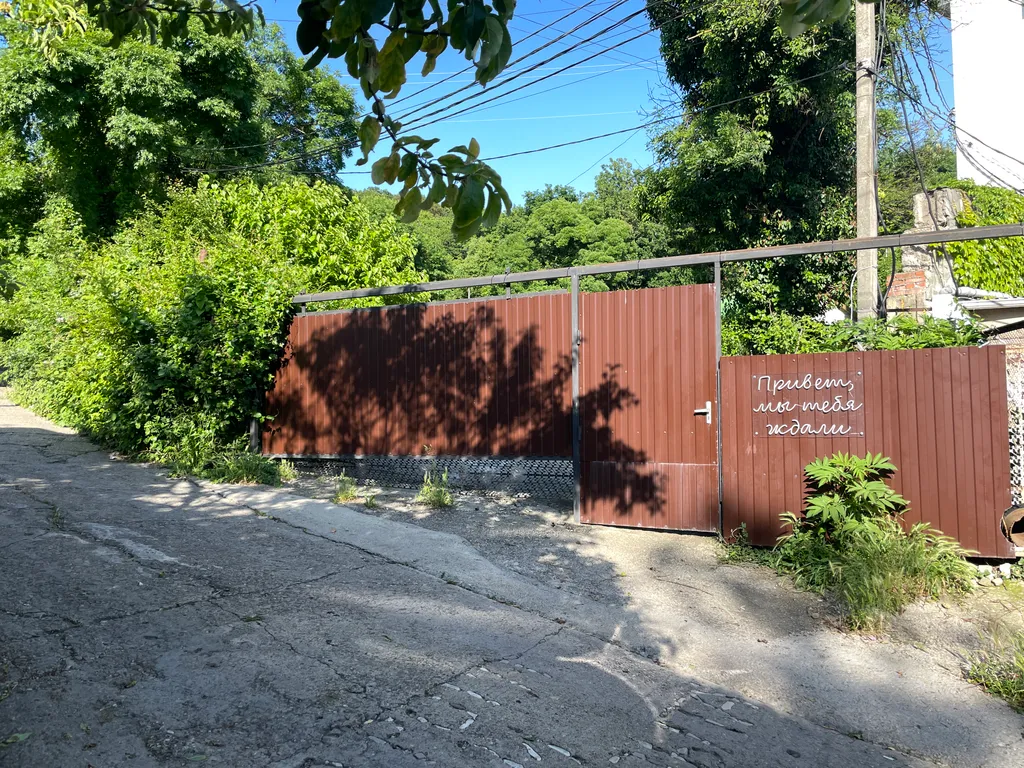 Двухкомнатный домик в 7 мин. от моря в тени деревьев с парковкой (№4)