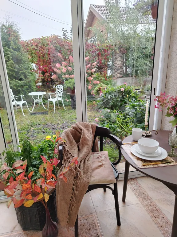 Уединенная часть дома с садом и барбекю