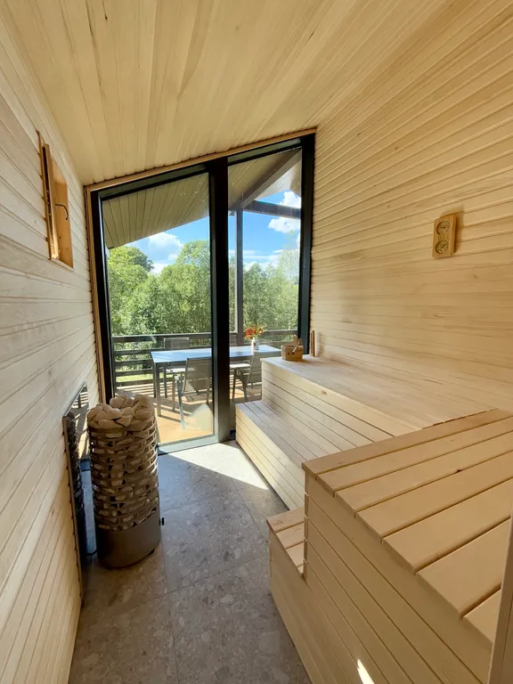 Семейный дом с панорамной сауной и камином