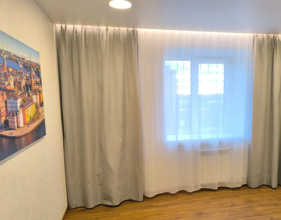 Светлая квартира с просторной кухней недалеко от центра