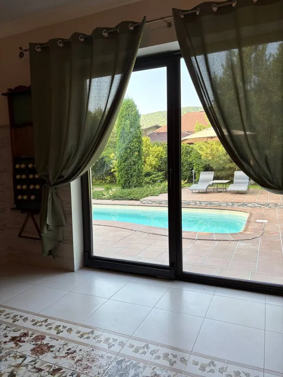 Дом в горах на берегу реки