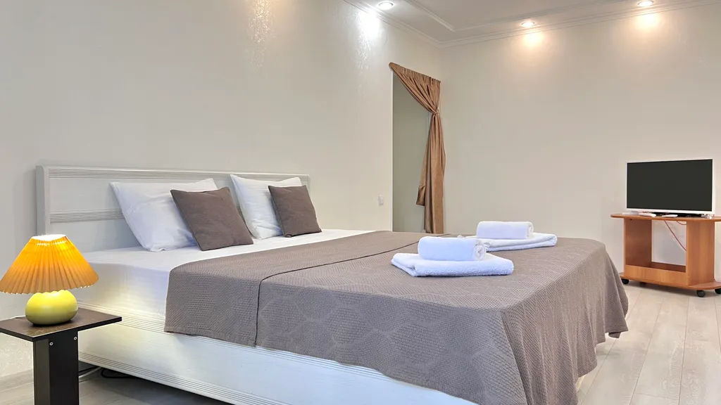 Проживание возле бювета и городского озера с видом из окна на гору