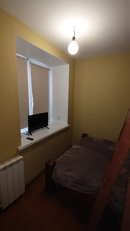 Студия 2 комнаты. 
5 спальных мест. В центре посёлка.