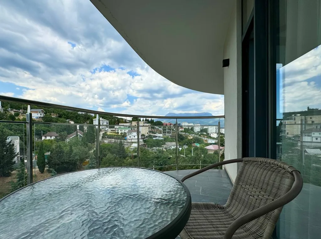 Апартамент с видом на горы и море