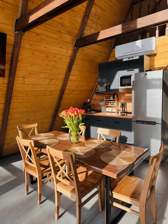 Дом с баней и банным чаном на краю соснового леса