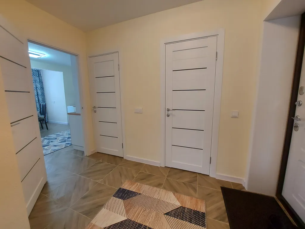 Благоустроенная двухкомнатная квартира рядом с монастырем