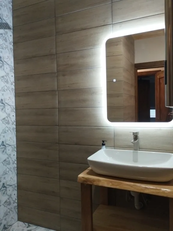 Дом с озером, река, лес