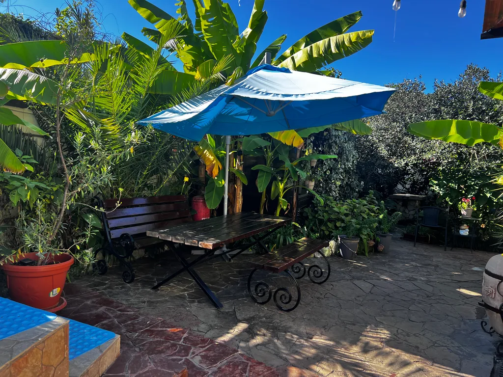 Трехместный номер с двухспальной кроватью и односпальным диваном