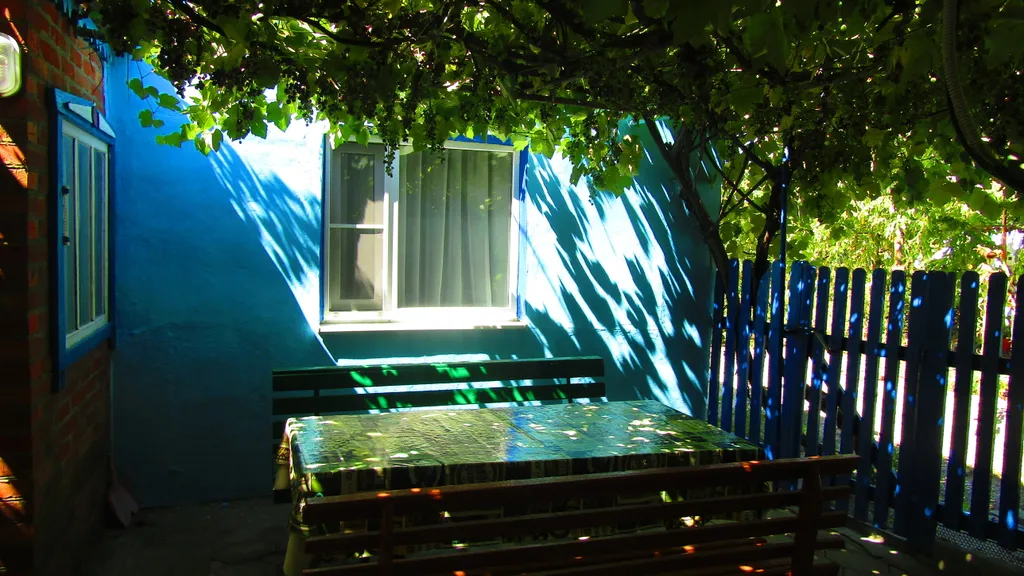 Утопающий в зелени уютный дом