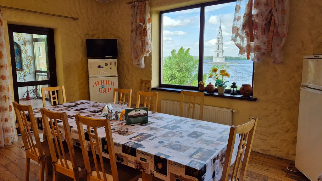 Дом на берегу волги, с видом на затопленную колокольню